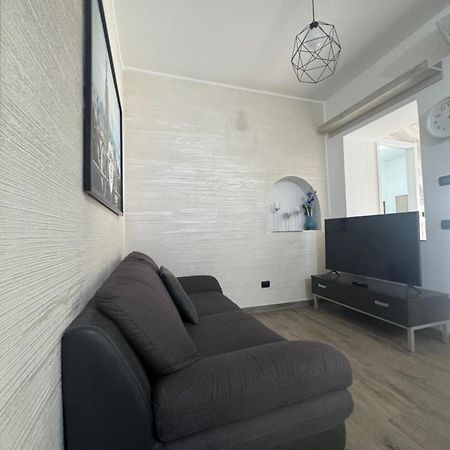 Casa Alessio - Elegante Appartamento Nel Cuore Di Cesano Maderno Kültér fotó